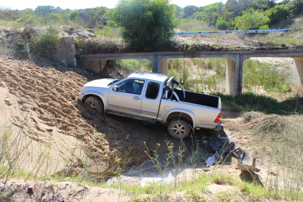 car goes off sand river bridge 003