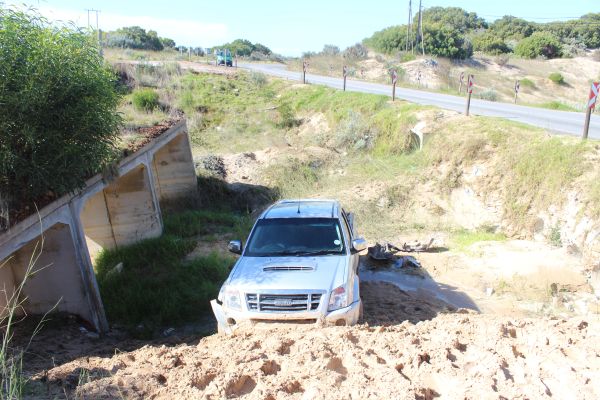 car goes off sand river bridge 004