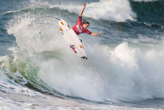 Caption: Jordy Smith (Durban) in full flight at Surfers Beach in Ballito    Photo: WSL / Cestari 